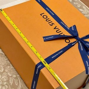 LOUIS VUITTON large gift/dust box with ribbon
